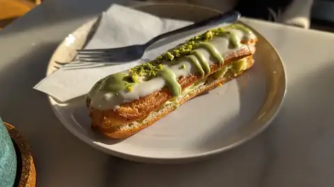 Pistachio éclair